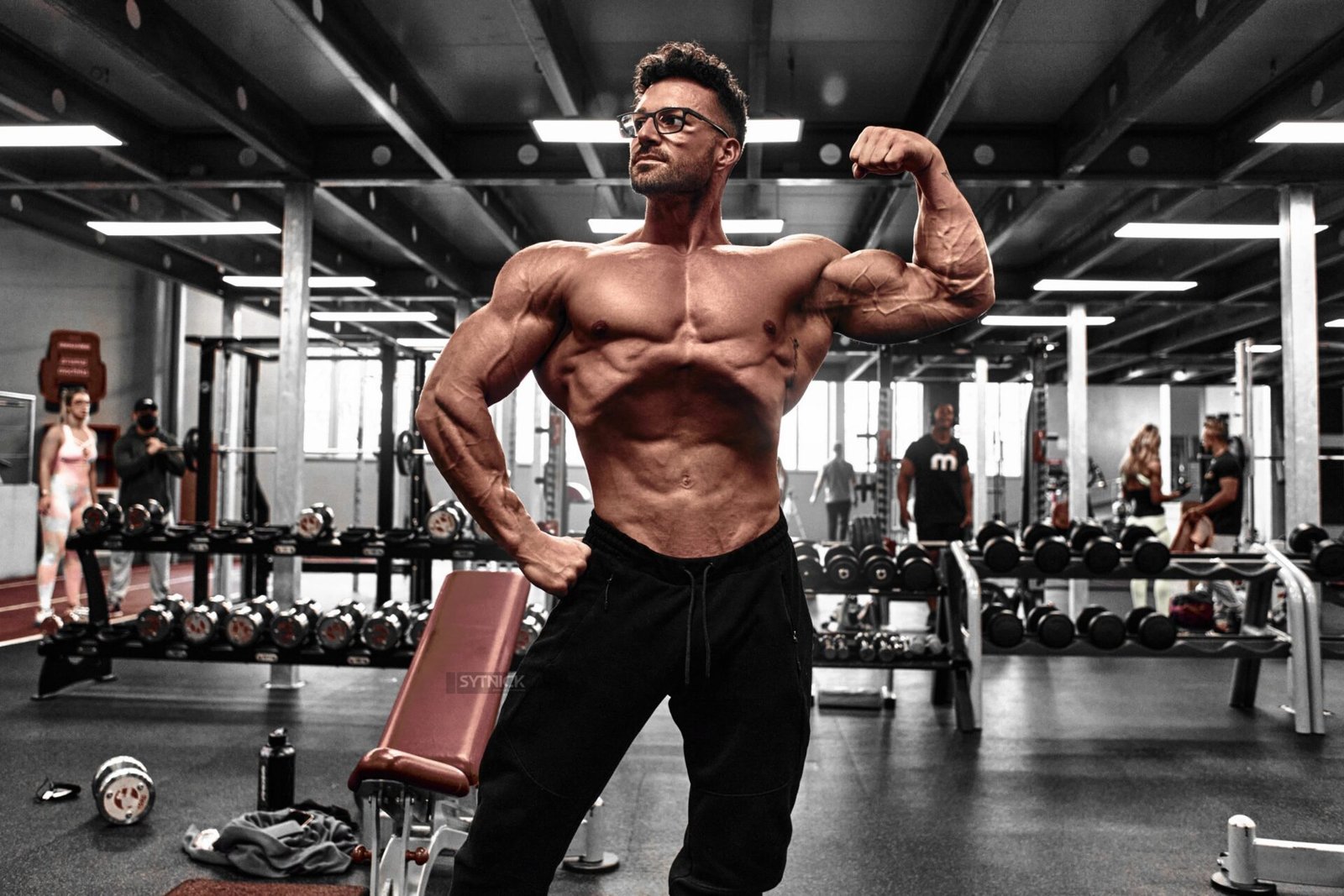 Culturista posando en el gimnasio